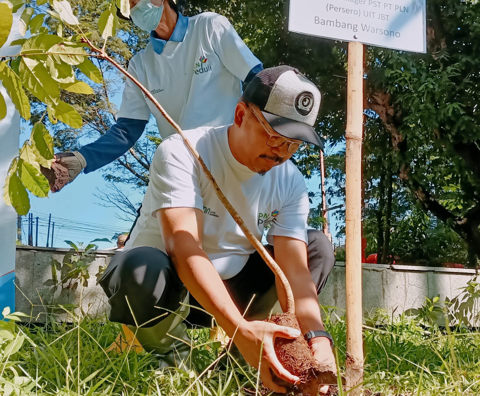 Konsisten Jaga Kelestarian Lingkungan, Relawan PLN UIT JBT Membersihkan Sungai Bersama Masyarakat
