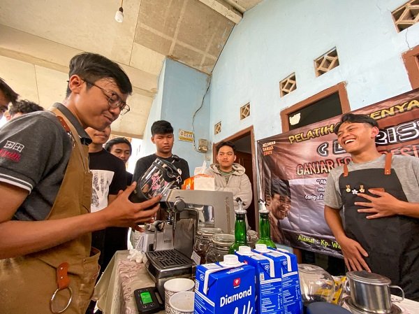 Ganjar Sejati Latih Sejumlah Masyarakat di Rajamandala Jadi Barista Kopi