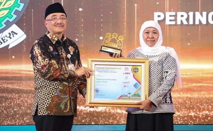 Jatim Terima Penghargaan BKN Award 2023 Terbanyak se Indonesia, Gubernur Khofifah Harapkan  Kompetensi ASN Jatim Meningkat,  Layanan Publik Makin Cepat