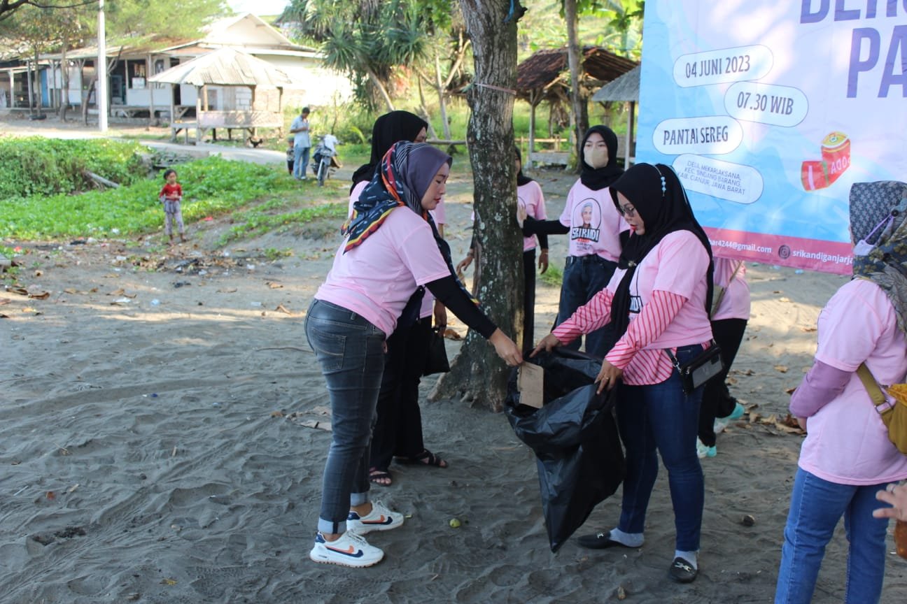 Srikandi Ganjar Jabar Bersih-Bersih Pantai di Cianjur untuk Menarik Wisatawan