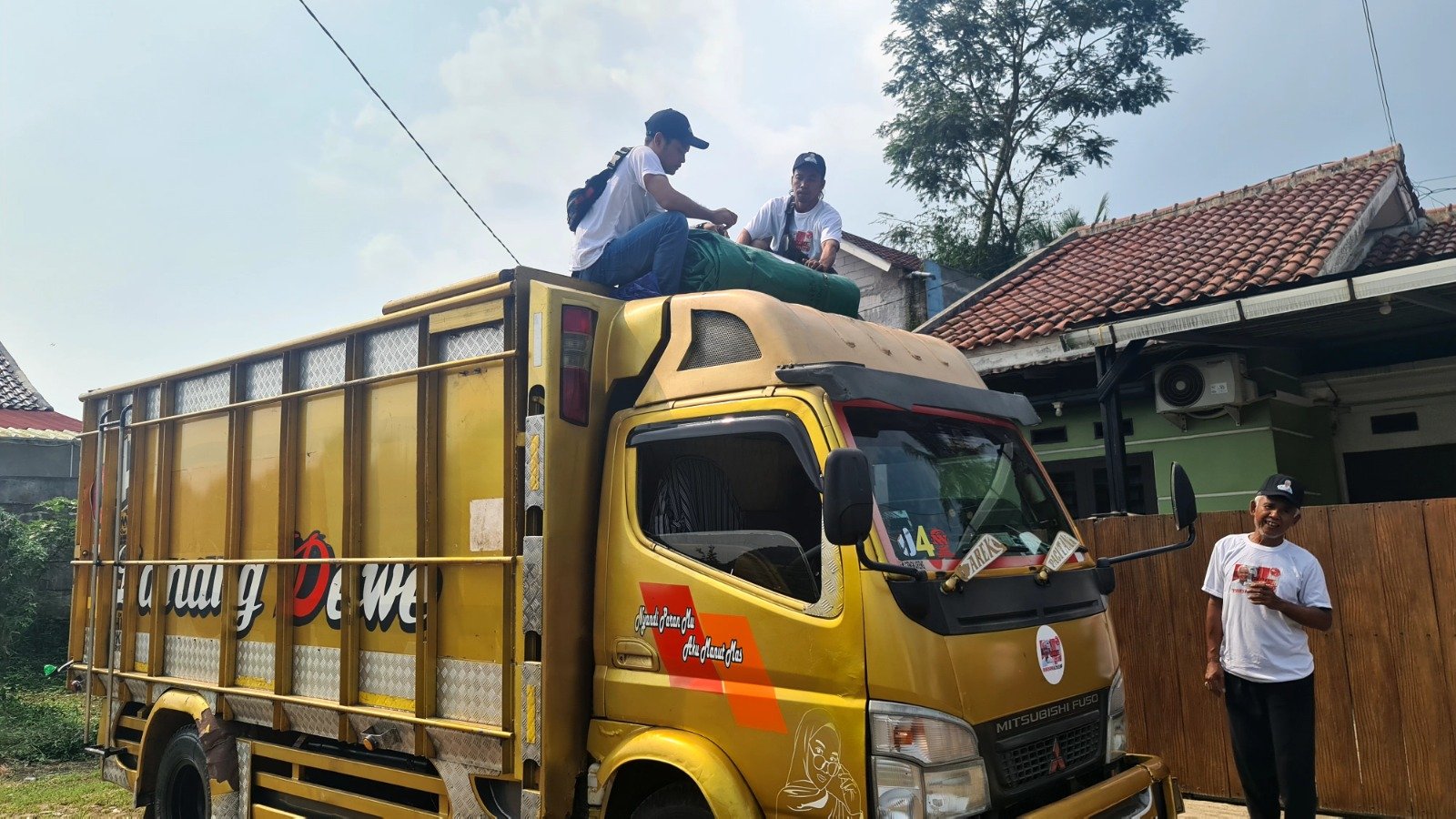 Komunitas Sopir Truk Serahkan Bantuan untuk Sopir di Sukabumi