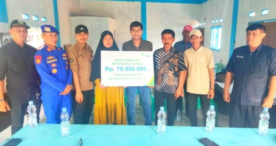BPJS Ketenagakerjaan Garut Serahkan Santunan Jaminan Kecelakaan Kerja kepada Keluarga Nelayan yang Meninggal Akibat Laka Laut