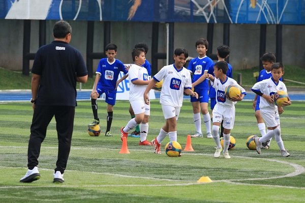 Di Ajang BRImo Future Garuda, BRI Serahkan Bantuan Pendidikan Bagi 50 Anak Sepak Bola Berbakat