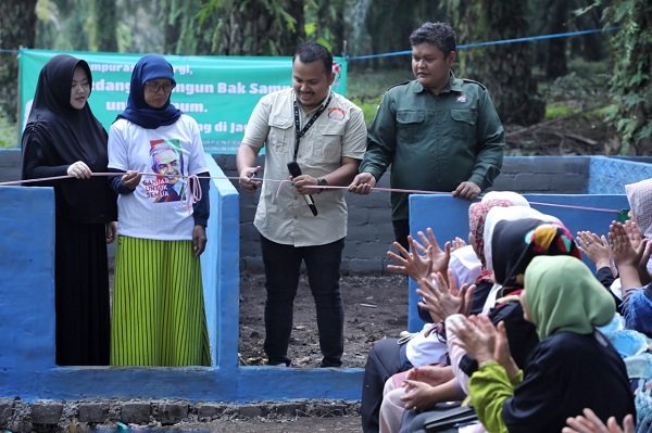GMP Membangun Bak Sampah untuk Warga Desa di Subang