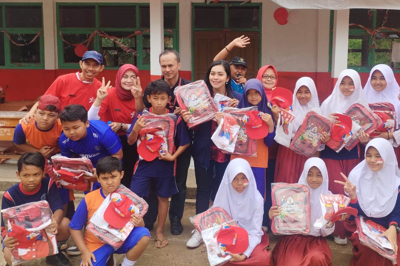 KFC Indonesia Rayakan HUT Kemerdekaan bersama Sekolah Penerima Bantuan di Tasikmalaya