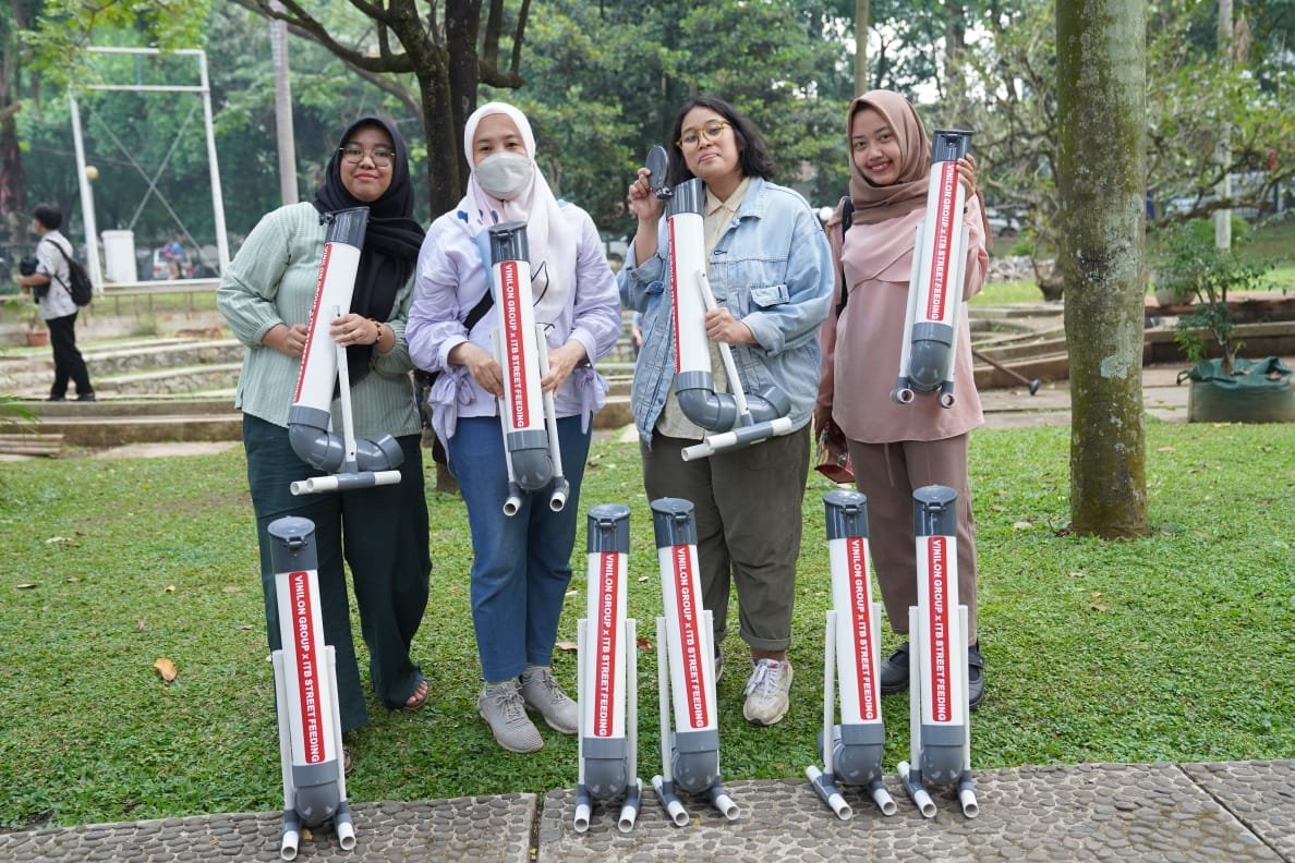 Hari Kucing Dunia, Vinilon Group dan ITB Street Feeding Sediakan Tempat Makan Kucing Portabel