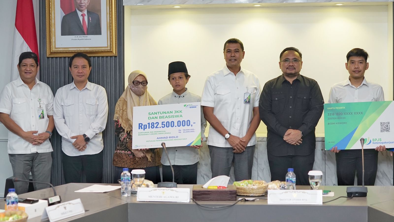Menag Yaqut Serahkan Santunan BPJS Ketenagakerjaan Rp183 Juta pada Ahli Waris Petugas Haji yang Meninggal saat Tugas