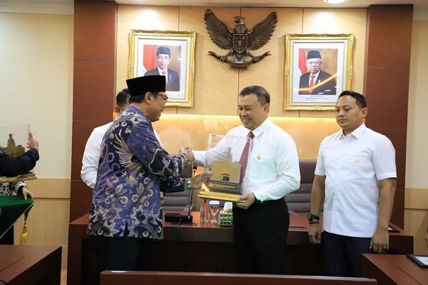 Berhasil Menangani Kasus Haji Furoda, Ditreskrimsus Polda Jabar Mendapat Penghargaan dari Kemenag