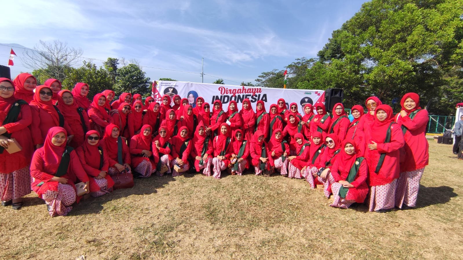 Tim Aubade HUT ke 78 Kemerdekaan RI dari PGRI Cimaung Bawakan 7 Lagu Saat Upacara Tingkat Kecamatan Cimaung Kab Bandung