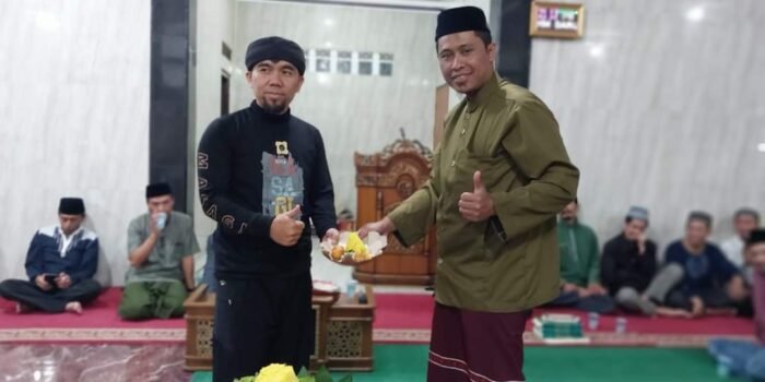 Rayakan HUT ke-78 Kemerdekaan RI, Warga Perumahan Tirta Regency RW 16 Desa Langonsari Pameungpeuk Kab Bandung Potong Tumpeng