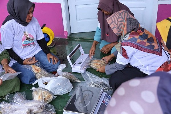 Istri Nelayan Dilatih Mengembangkan Produk Ikan Asin di Pangandaran