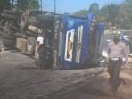Truk Angkut Hebel Terguling, Sempat Tutup Jalan Nagreg