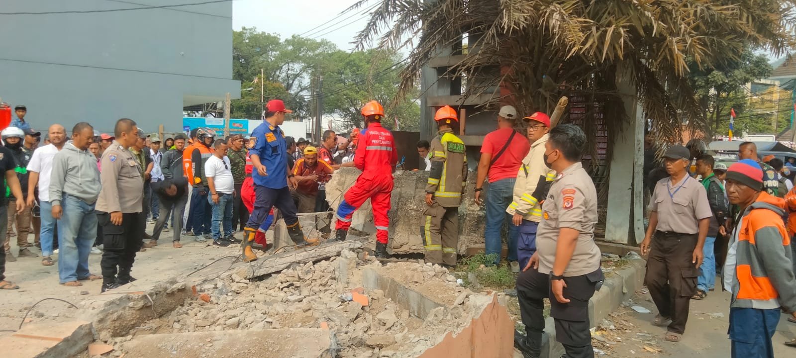 Dua Pekerja Alami Luka-Luka Usai Tertimpa Benteng Ruko di Baleendah