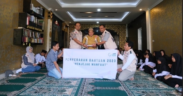 Sambut Tahun Baru Islam 1445 H, YBM PLN UP2B Jabar Bahagiakan Yatim Dhuafa