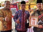 Serahkan Fisik Emas Pospay Gold, Pos Indonesia Dukung Pengembangan UMKM Ponpes Buntet