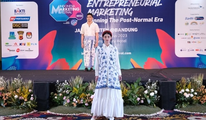 EB Batik Gelar Fashion Show untuk Private Collection Terbaru