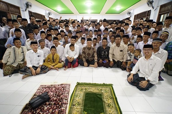 Datangi Ponpes di Cirebon, Ganjar Ingatkan Santri Pentingnya Menguasai Ilmu Agama dan Teknologi