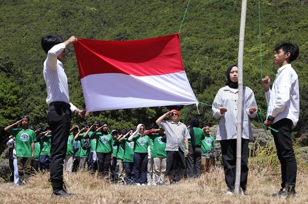 Komunitas Ojol Gelar Apel Kemerdekaan dan Pungut Sampah di Gunung Papandayan