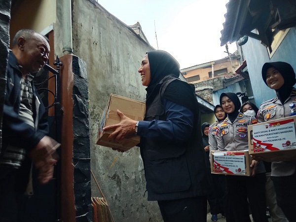 Masyarakat Mendapat Penyuluhan Anti Narkoba dari Polwan
