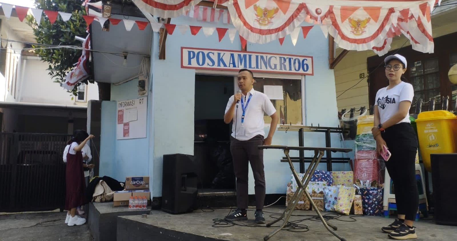 Peduli Kebersihan Lingkungan, Wom Finance Bagikan Tempat Sampah di Pemukiman Warga