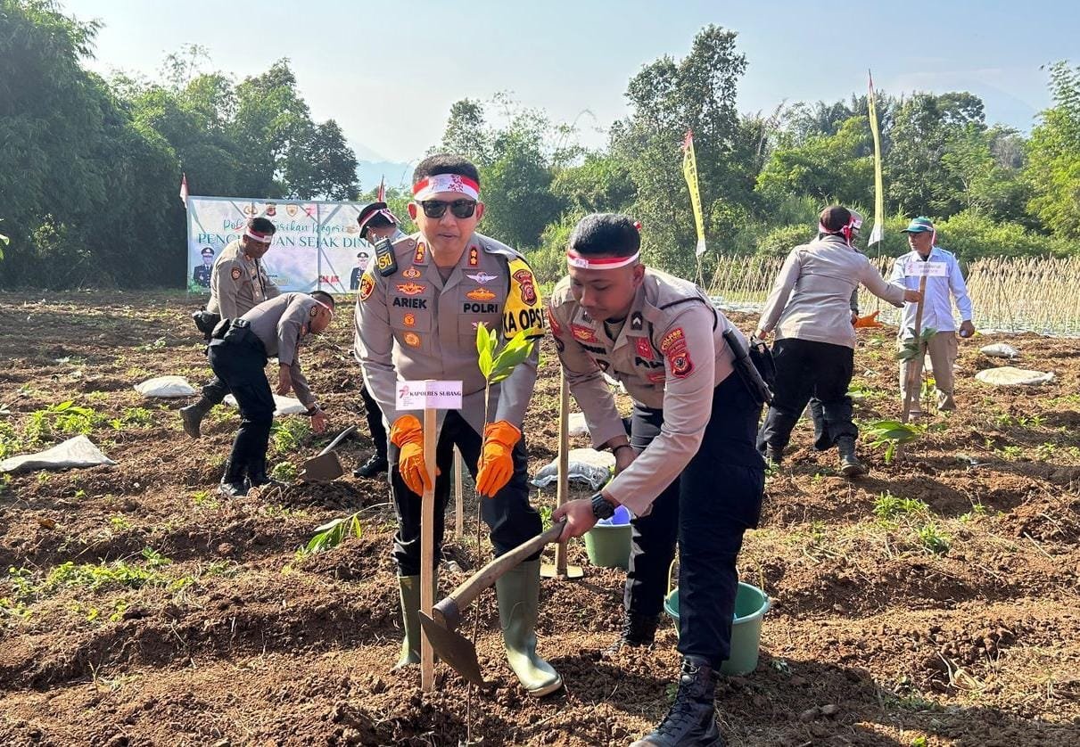 Polres Subang Tanam 3.000 Bibit Pohon yang Tersebar di 21 Polsek