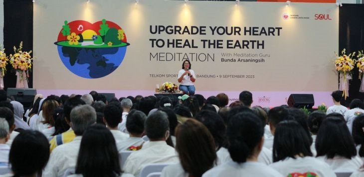 700 Peserta Ikuti Meditasi Akbar Bersama Bunda Arsaningsih di Bandung