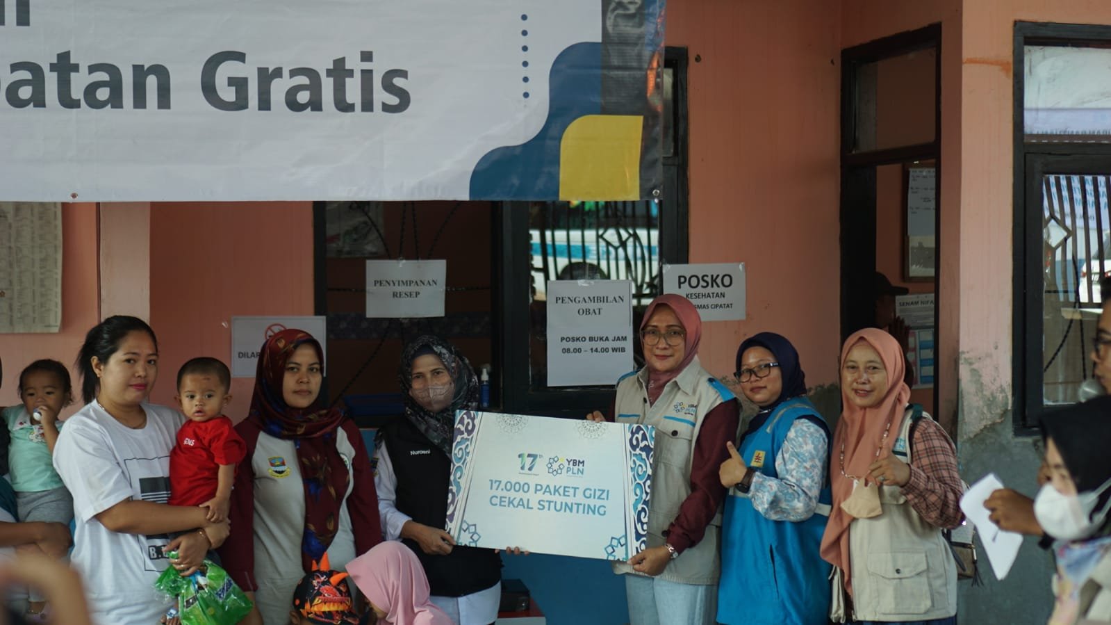 Peduli Kasus Stunting, YBM PLN UP3 Cimahi Berikan Bantuan Paket Gizi di Desa Sarimukti