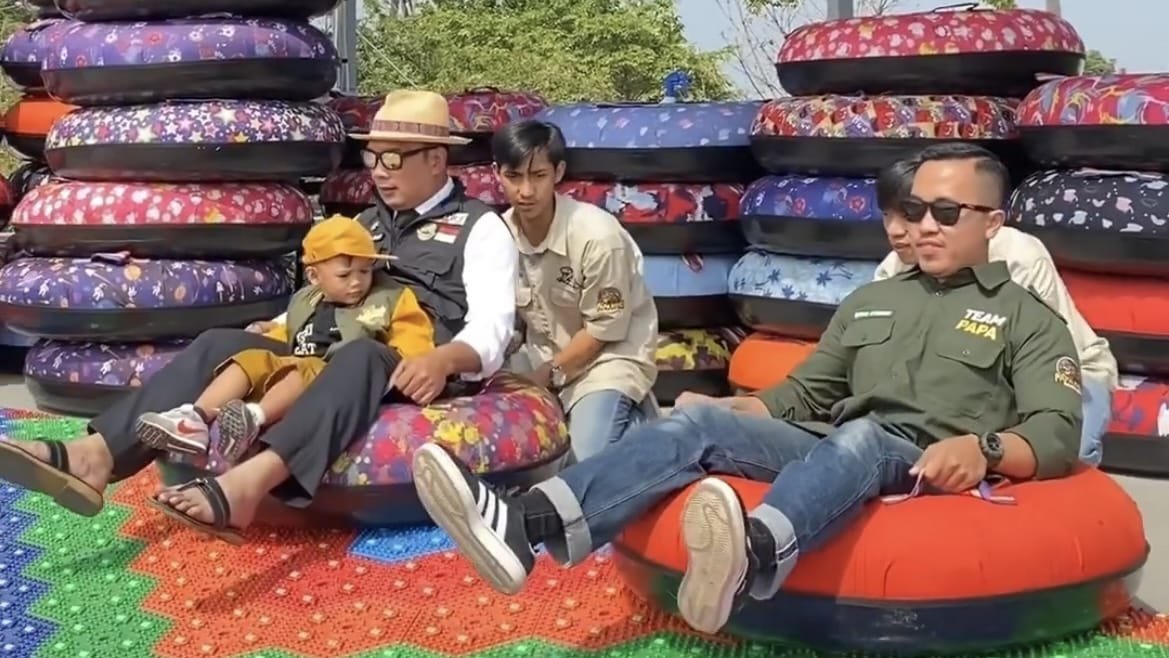 Wahana Baru di Papa Dino, Keseruan Rainbow Slide di Tengah Kota Bandung