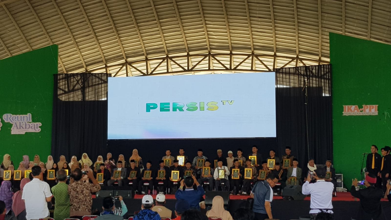Bupati Bandung Apresiasi Reuni Akbar PPI Pajagalan Bandung, Alumni Sumbangkan Satu Unit Ambulance untuk Pesantren