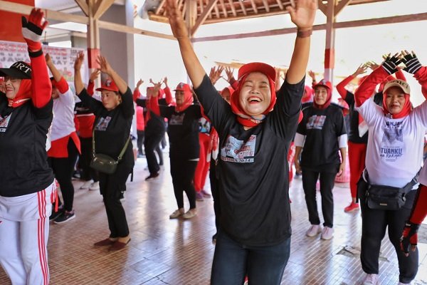 Komunitas Sopir Truk Ajak Emak-Emak Cegah Osteoporosis Lewat Senam Sehat