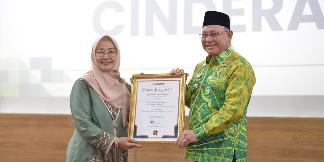 Unisba Beri Penghargaan Kepada Bupati Kotabaru: Kepemimpinan Islami Dalam Mewujudkan Good Governance