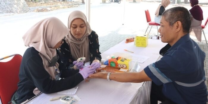 Kelompok Keilmuan Sekolah Farmasi ITB Bersama Puskesmas Jatinangor dan Direktorat Kampus ITB Jatinangor Gelar Kegiatan Edukasi DAGUSIBU Obat