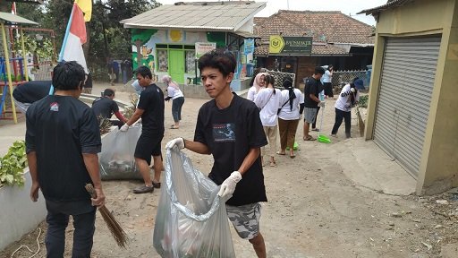 GMP Bersama Warga Bersihkan Lingkungan yang Langganan Banjir