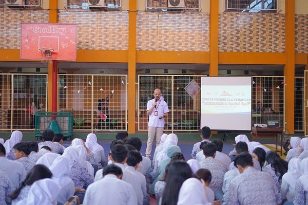 OJK Jawa Barat Gelar Edukasi Keuangan di SMA Negeri 24 Bandung
