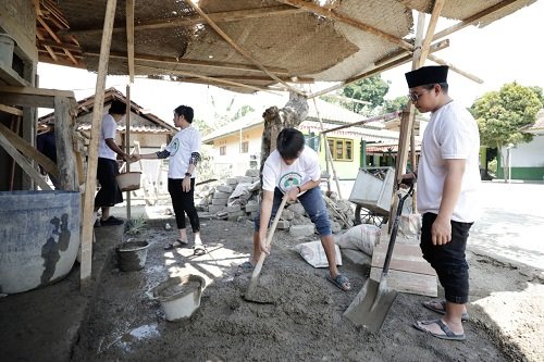 SDG Salurkan Bantuan dan Kerja Bakti Renovasi Ponpes di Subang