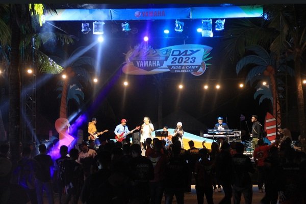 Usung Tema Tropical Beach Party, Ribuan Biker Maxi Yamaha Nikmati Camping di Pinggir Pantai