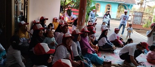 Sopir Truk Ganjar Salurkan Bantuan Hingga Nonton Film Bareng Warga di Garut