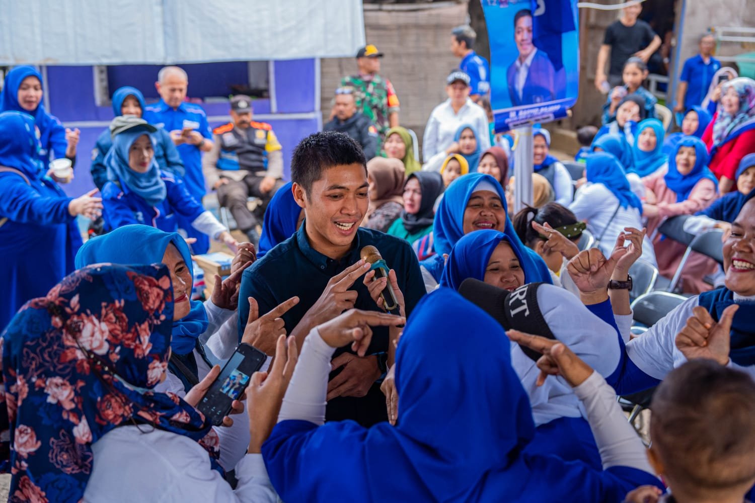 Rasyid Rajasa Sambangi Cisaranten Wetan, Kaum Hawa Riuh Sorak “Duren.. Duren..”