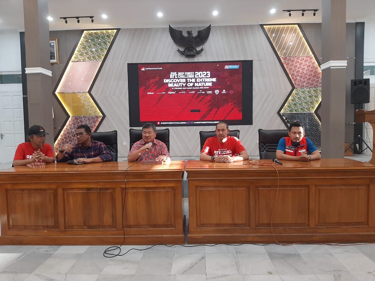 KONPERS: Bupati Garut, Rudy Gunawan didampingi jajaran penyelenggara dan pihak sponsor memberikan keterangan pers terkait kegiatan Deep Forest Challenge (DFC) 2023 di Pendopo Kabupaten Garut, Sabtu (30/9).