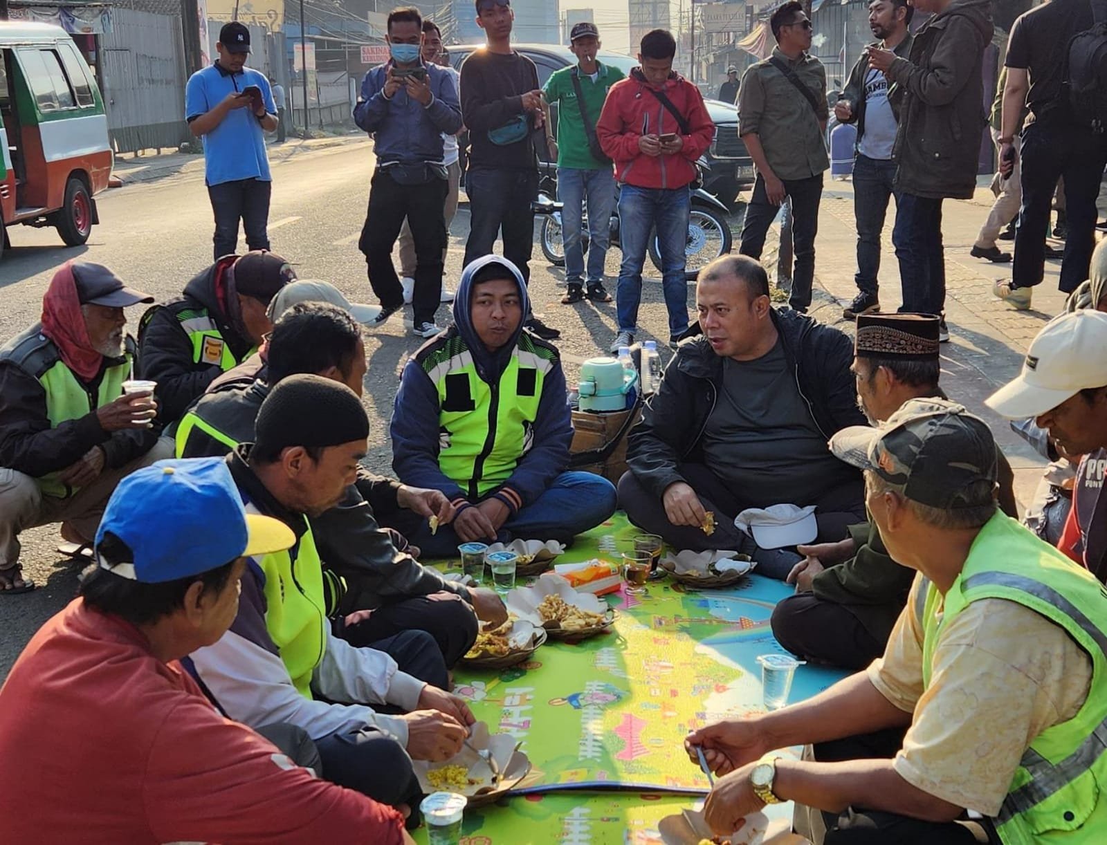 Warga Pasar Soreang Terharu Diajak Sarapan Pagi Kang Haji Cucun