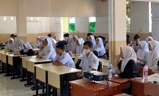 Tim Pengabdi FK Unisba Edukasi Kesehatan Reproduksi dan Pelatihan Konselor di MA Insan Mandiri Bandung