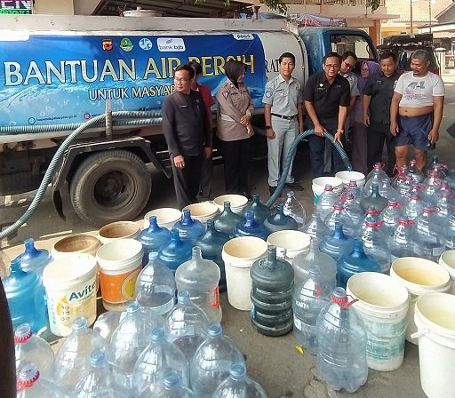 Bapenda Kolaborasi dengan Tim Pembina Samsat Distribusikan Air Bersih untuk Warga Terdampak Kekeringan