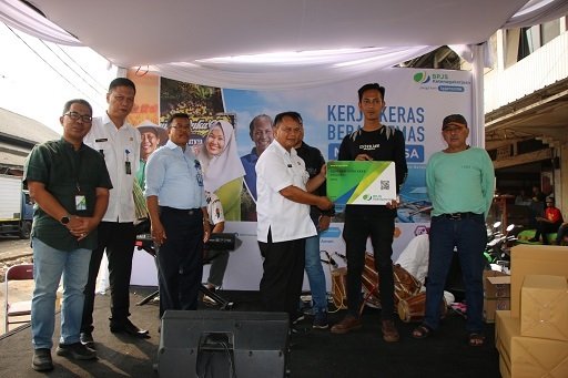 BPJS Ketenagakerjaan Bandung Suci Kampanyekan Kerja Keras Bebas Cemas di Pasar Induk Caringin