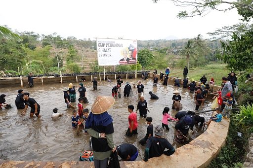 Keseruan Ganjar Muda Padjajaran Tangkap Ikan Bareng Warga di Kabupaten Garut