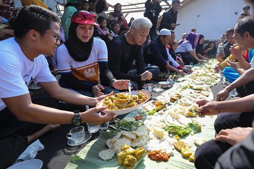 Ganjar dan Istri Santap Nasi Liwet Bareng Warga Desa