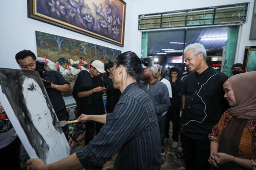 Habiskan Waktu di Bandung, Ganjar Jajan di Jalan Braga