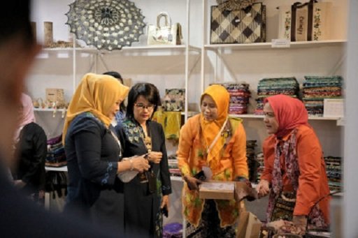 Ibu Negara Belanja di Kerabat Store, IKM Kriya Jabar Naik Kelas