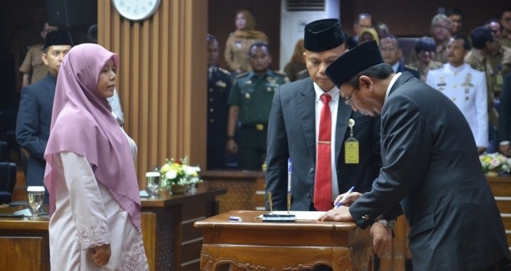 Ketua DPRD Kota Bandung Tedy Rusmawan Lantik Siti Marfuah sebagai Anggota dalam Paripurna PAW