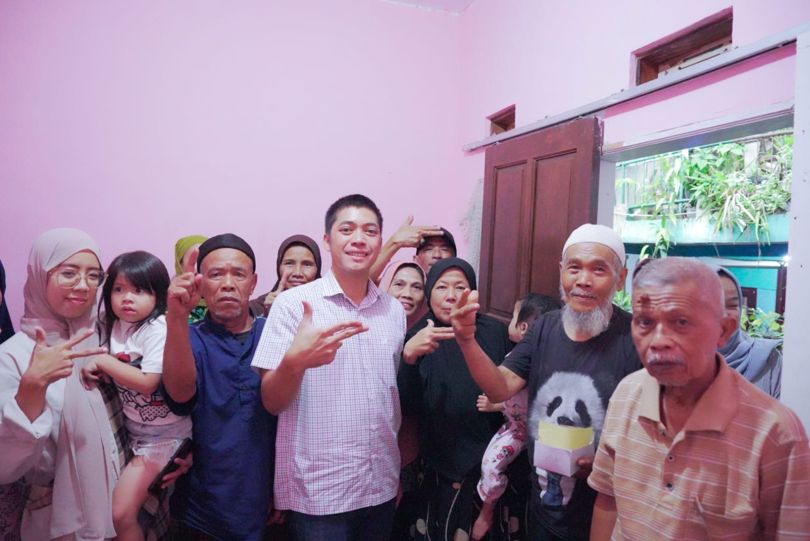 Baru Pertama Kunjungan, Rasyid Rajasa Langsung Diidolakan Ibu-ibu Kelurahan Wates
