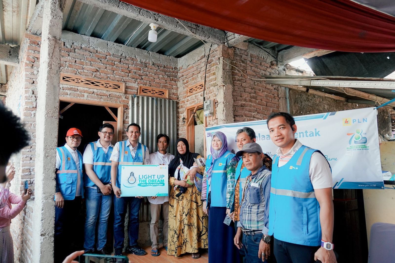 Program Light Up The Dream Sambung 28 Rumah Tangga dan Rumah Ibadah di Kota Bandung